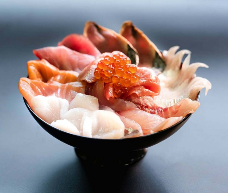 新鮮魚介がたっぷり！ もちろん、名物のタチウオもお刺身で。海鮮丼（1500円）