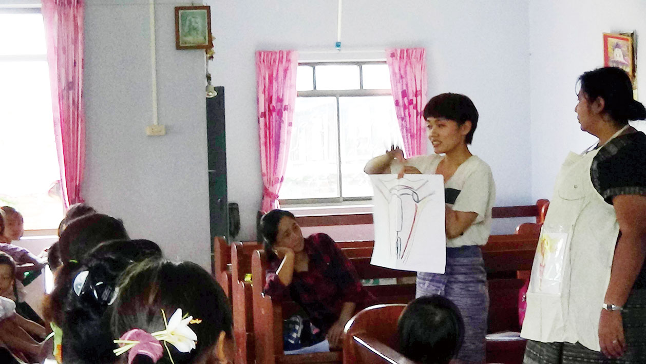 ミャンマーで女性の体の仕組みについて話す樋口さん