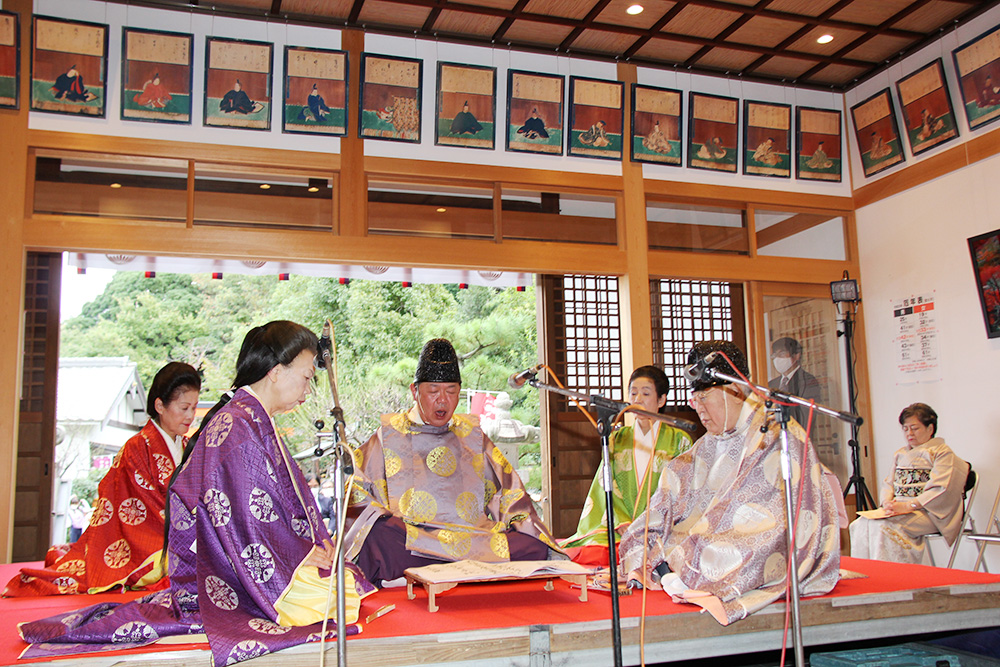 冷泉家が和歌披講 聖地・和歌の浦玉津島神社で - ロカルわかやま｜和歌山県内のグルメ、観光・おでかけ、ライフ情報を発信中