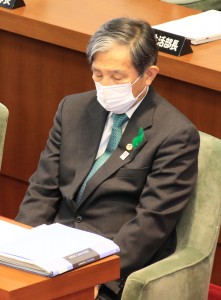 県議の投票中、うつむいて目を閉じる仁坂知事（２０日） 