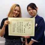 賞状を手に笑顔の合川さん㊧と浦顧問