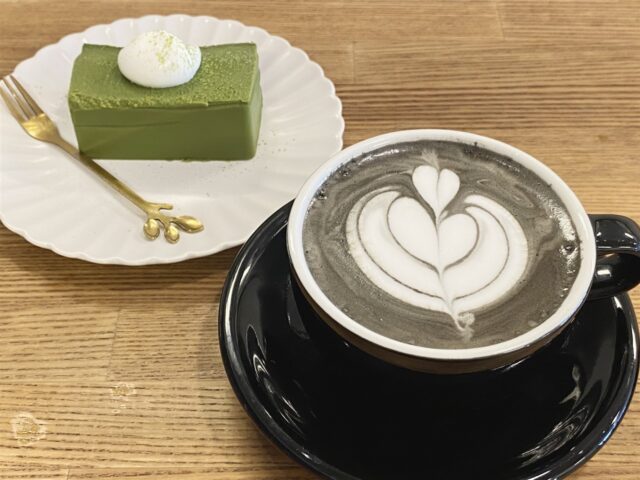 ブルームコーヒーさんブラックラテと抹茶テリーヌ