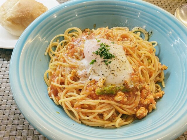 キャミーさん鶏ひき肉とアスパラガスのトマトソース温玉乗せ