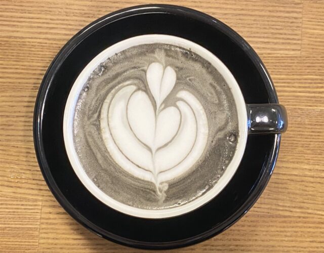 ブルームコーヒーさんブラックラテ
