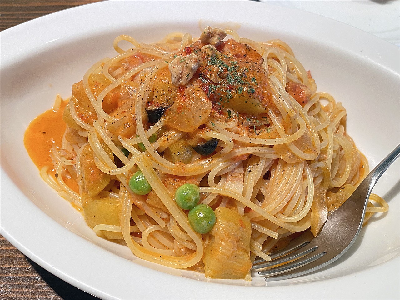 エノトリアさんパスタランチ茄子とうすいえんどうのトマト煮込み