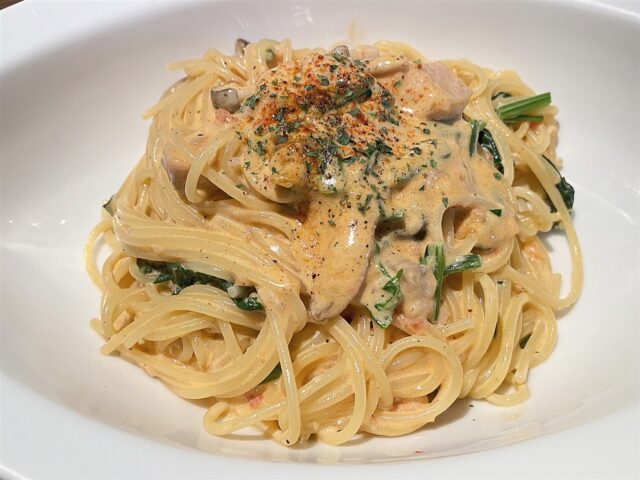 エノトリアさんパスタランチ秋鮭と木の子のトマトクリーム