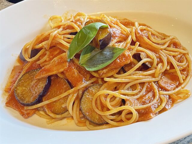 ヌメロオンセのパスタ茄子とベーコンのトマトソース