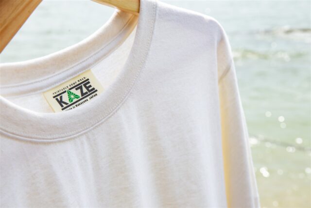 KAZEの白いTシャツ