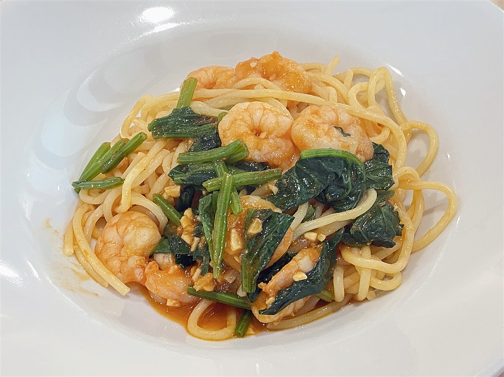 カラテッロのパスタ(小エビとほうれん草のトマトソース)
