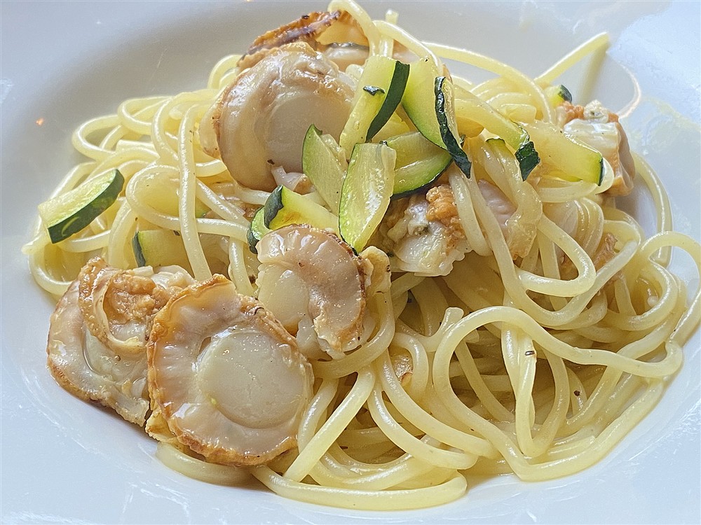 カラテッロのパスタ(ホタテとズッキーニのオイルソース)