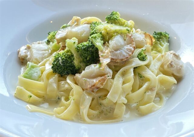 カラテッロのパスタ（ホタテとブロッコリーのクリームソース）