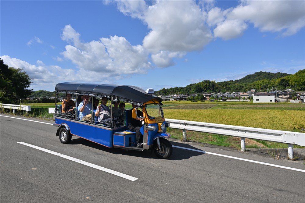 四季の郷公園トゥクトゥクのどかな道中
