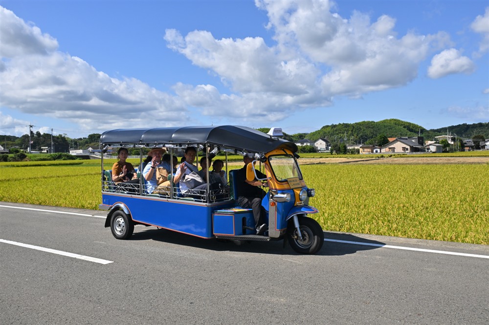 四季の郷公園トゥクトゥクのどかな道中