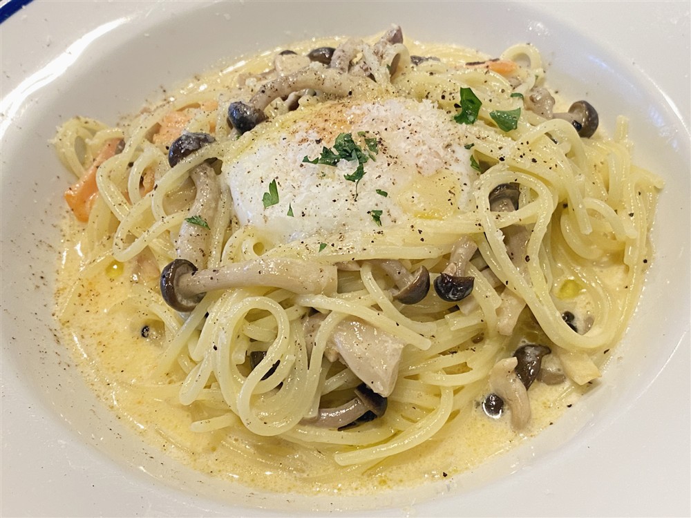 Ricordo（リコルド）スモークサーモンときのこのクリームパスタ温玉のせ