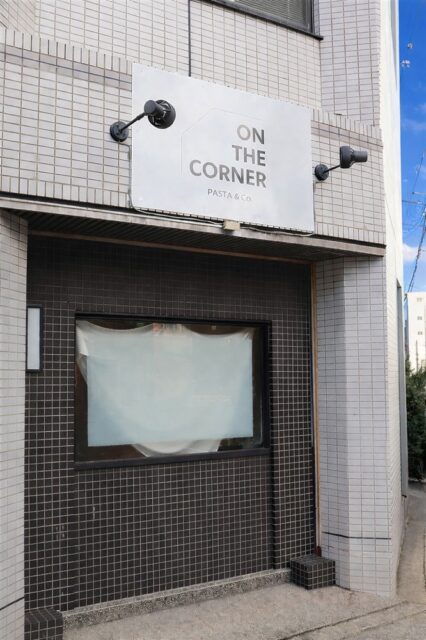 角にあるパスタ店の外観