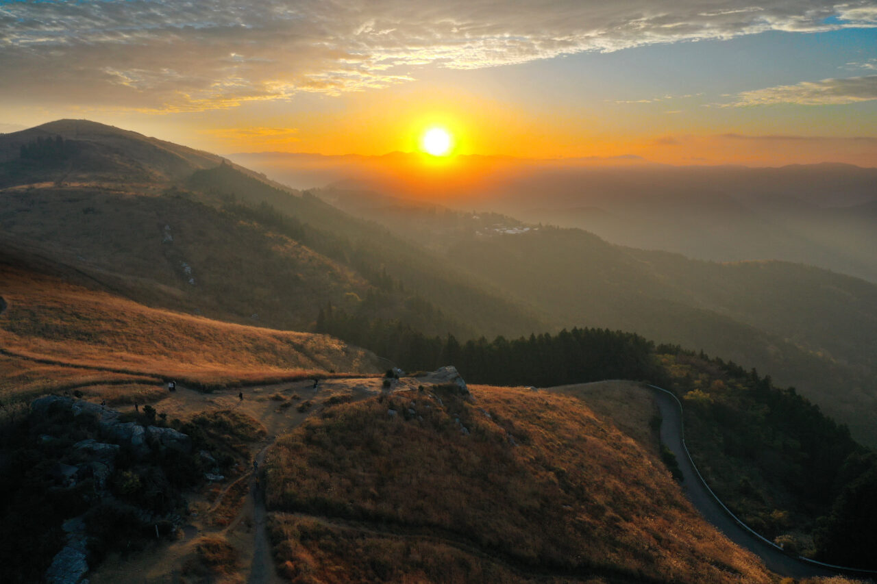 和歌山県紀美野町・有田川町生石高原の日の出