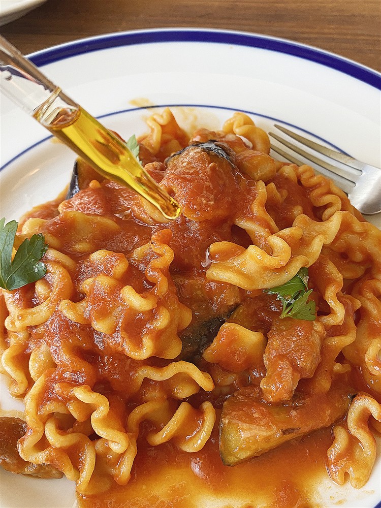 オンザコーナー_パスタ_レジネッテ_トマトソースに辛味オイル