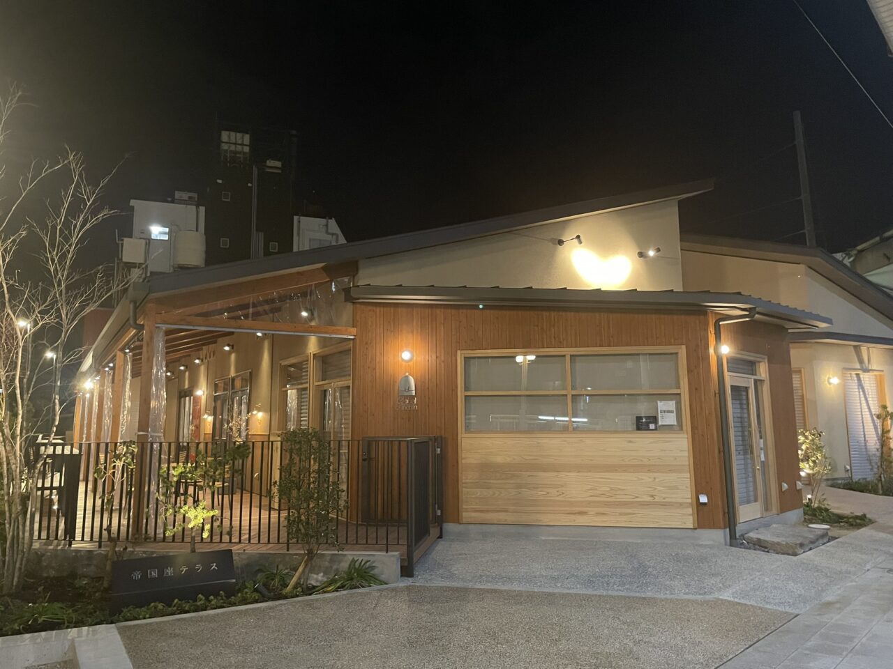 帝国座テラス夜の外観