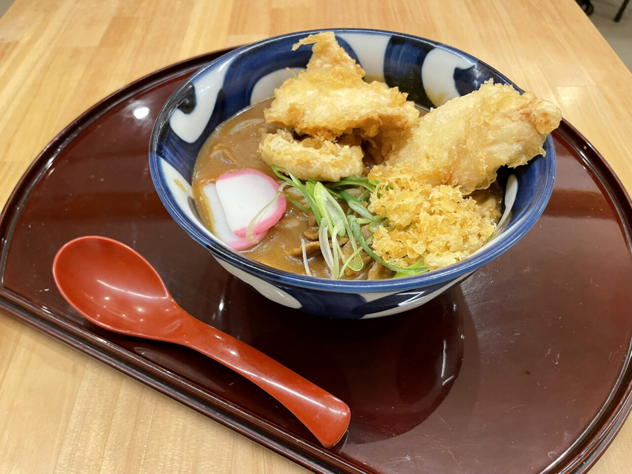 うどんとおむすび紬の鶏天カレーうどん
