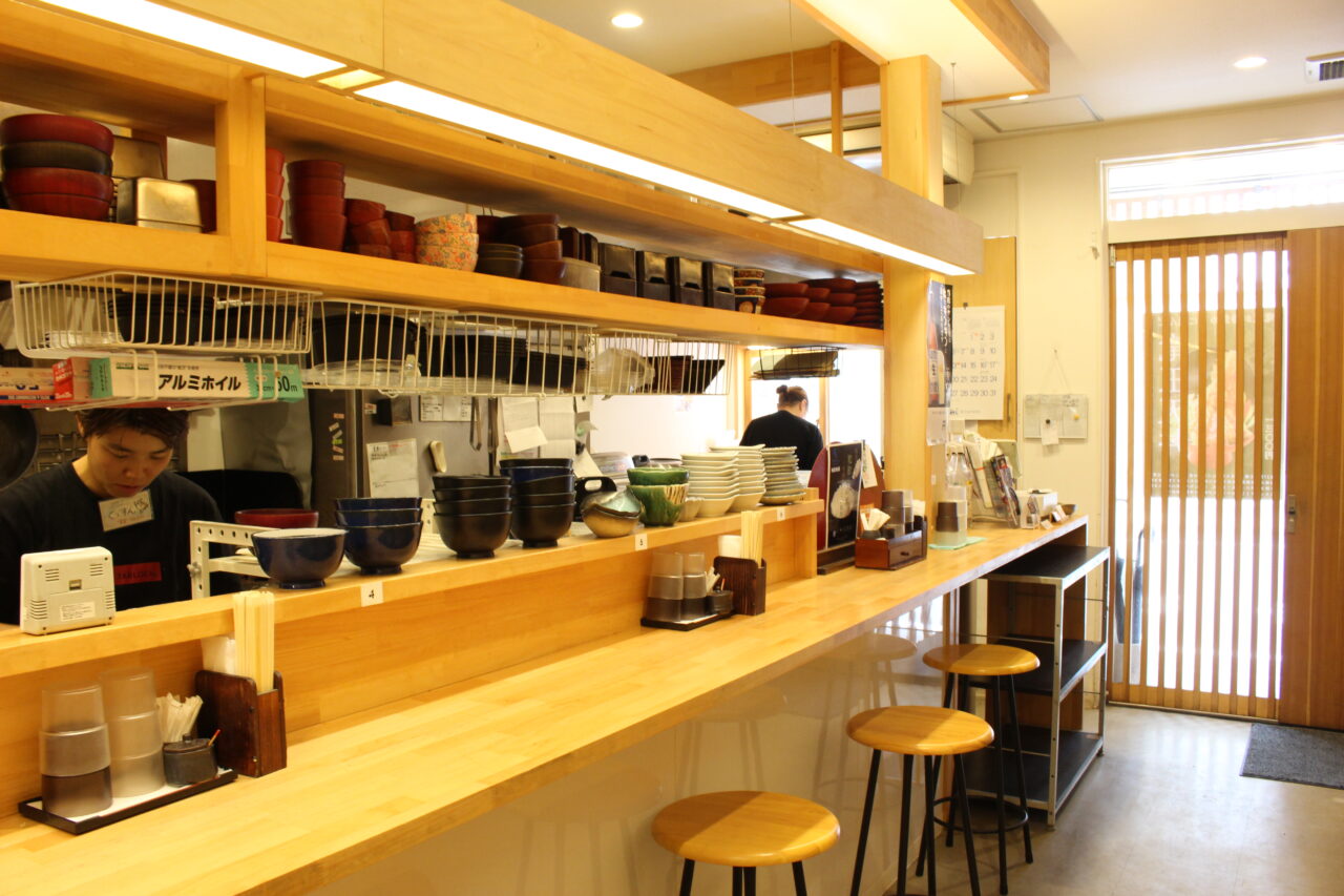 うどんとおむすび紬の店内