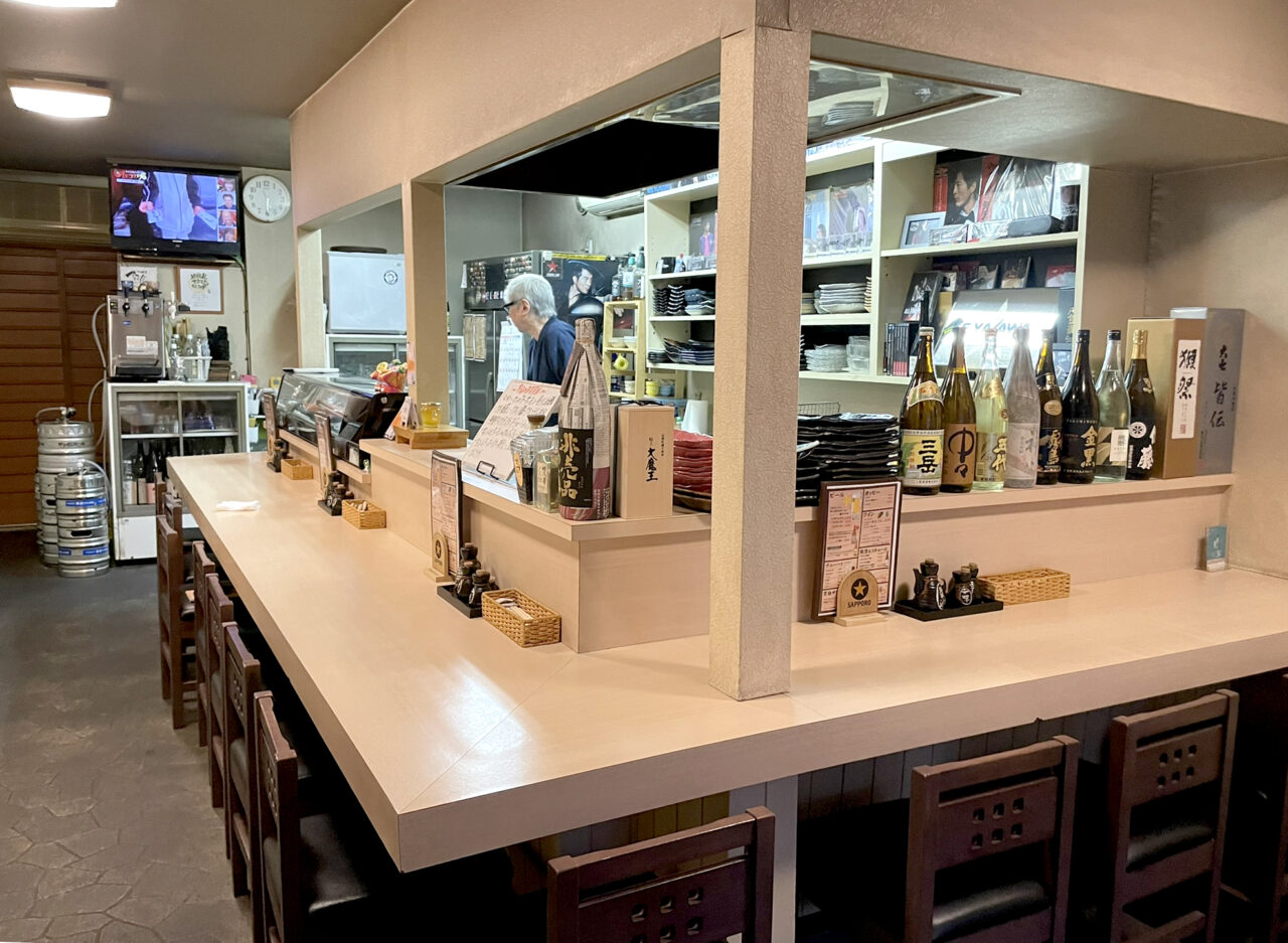 和歌山県田辺市炉端屋てるてるぼうず店内カウンター